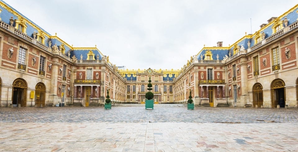 The grand courtyard and entrance, Chateau de Versailles